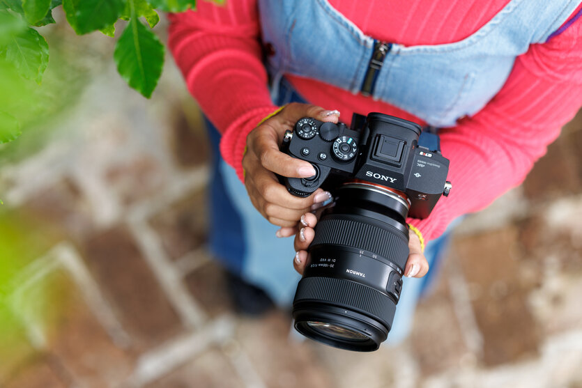 Danh-gia-Tamron-35-100mm-F2-8-Di-III-VXD-Da-Nang-Cho-Sony-E-mount-2.jpg