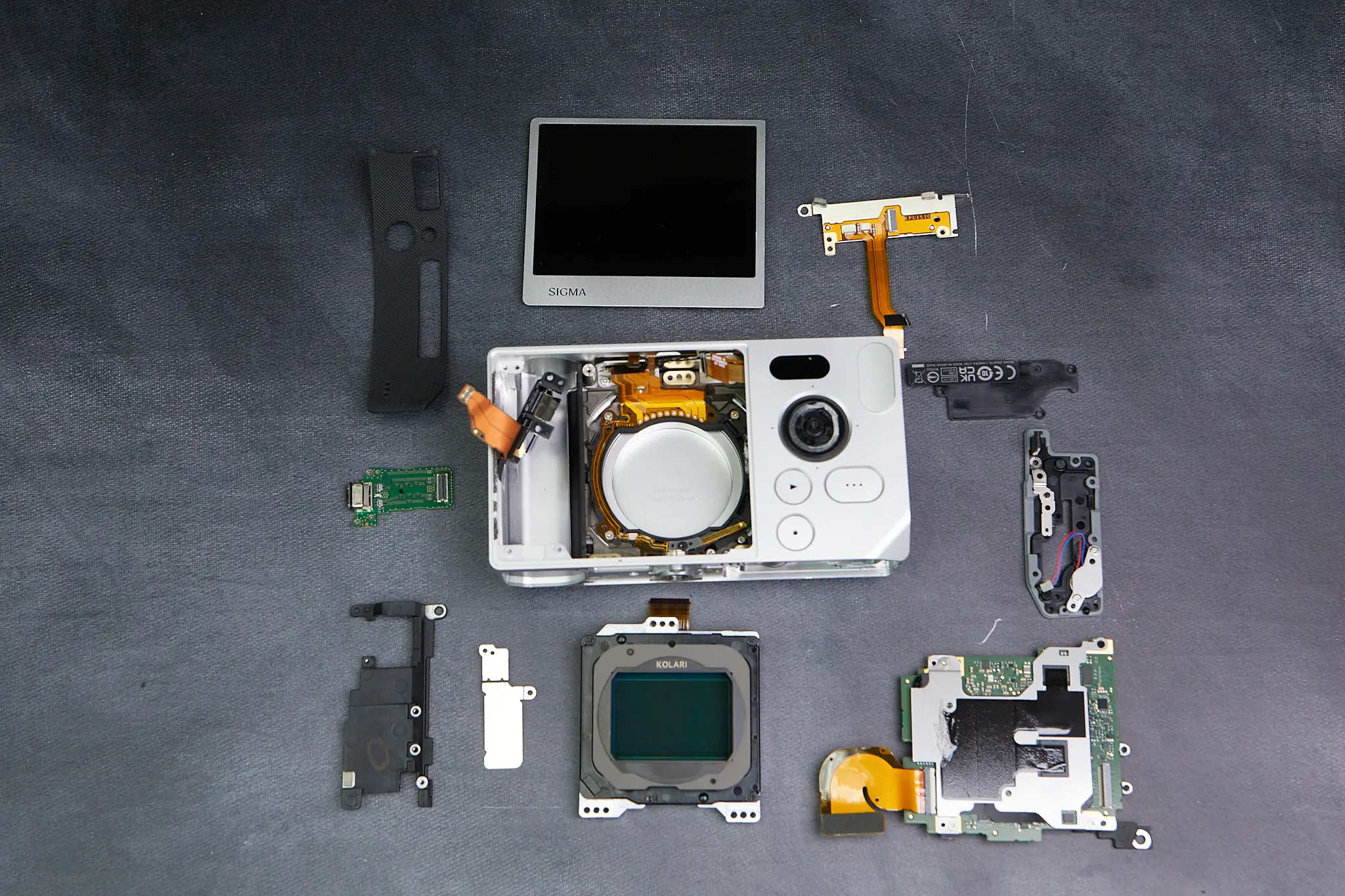 Kham-pha-Sigma-BF-Teardown-chi-tiet-may-anh-toi-gian-tu-nhom-10.webp