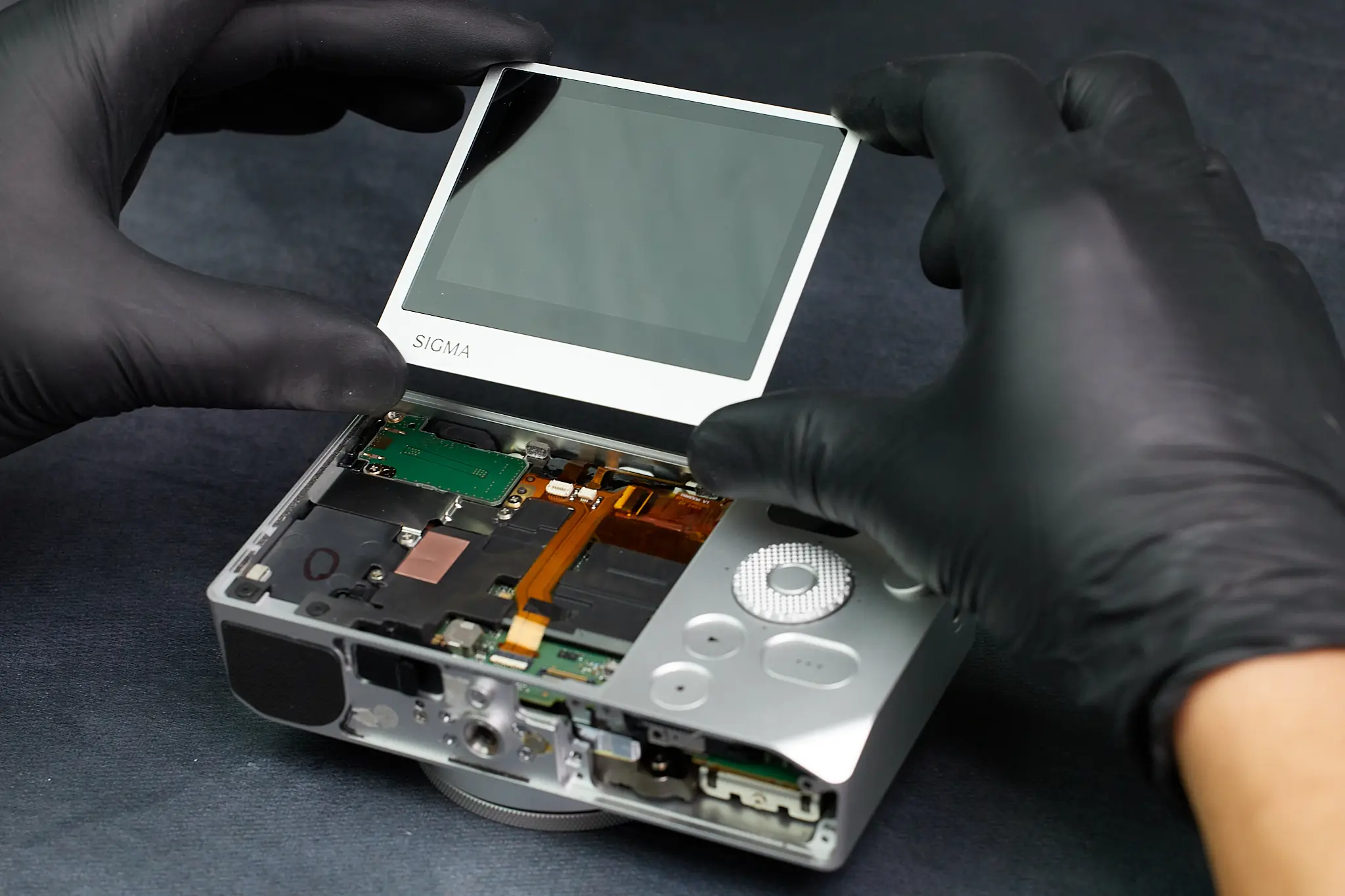 Kham-pha-Sigma-BF-Teardown-chi-tiet-may-anh-toi-gian-tu-nhom-4.webp