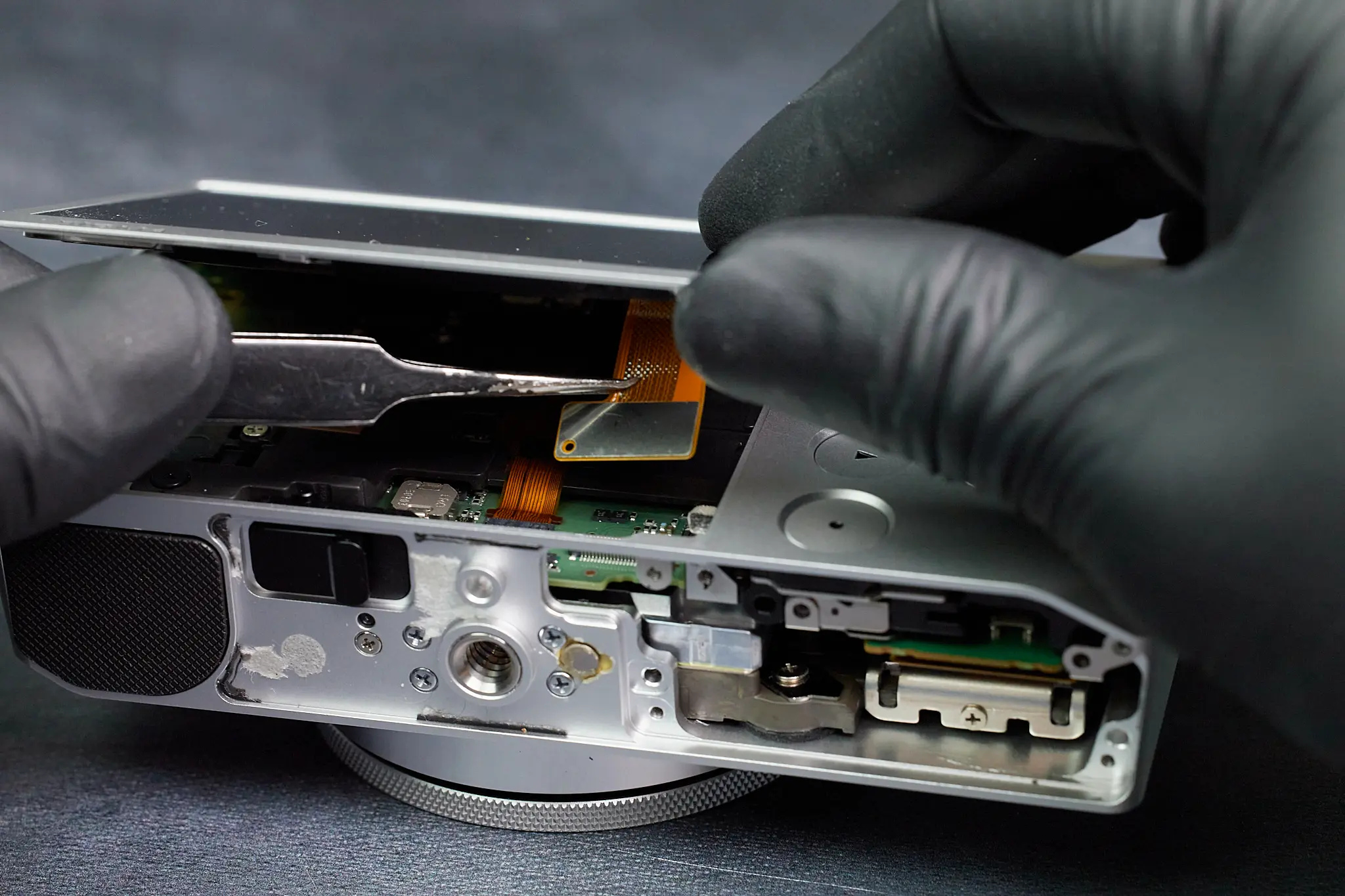 Kham-pha-Sigma-BF-Teardown-chi-tiet-may-anh-toi-gian-tu-nhom-5.webp