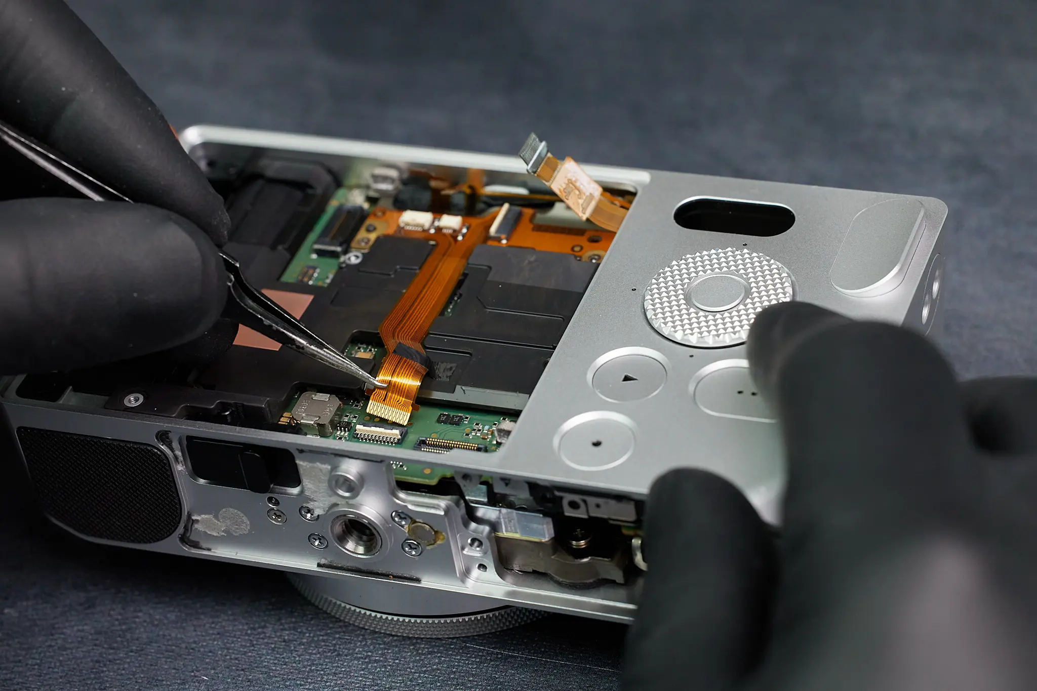 Kham-pha-Sigma-BF-Teardown-chi-tiet-may-anh-toi-gian-tu-nhom-7.webp