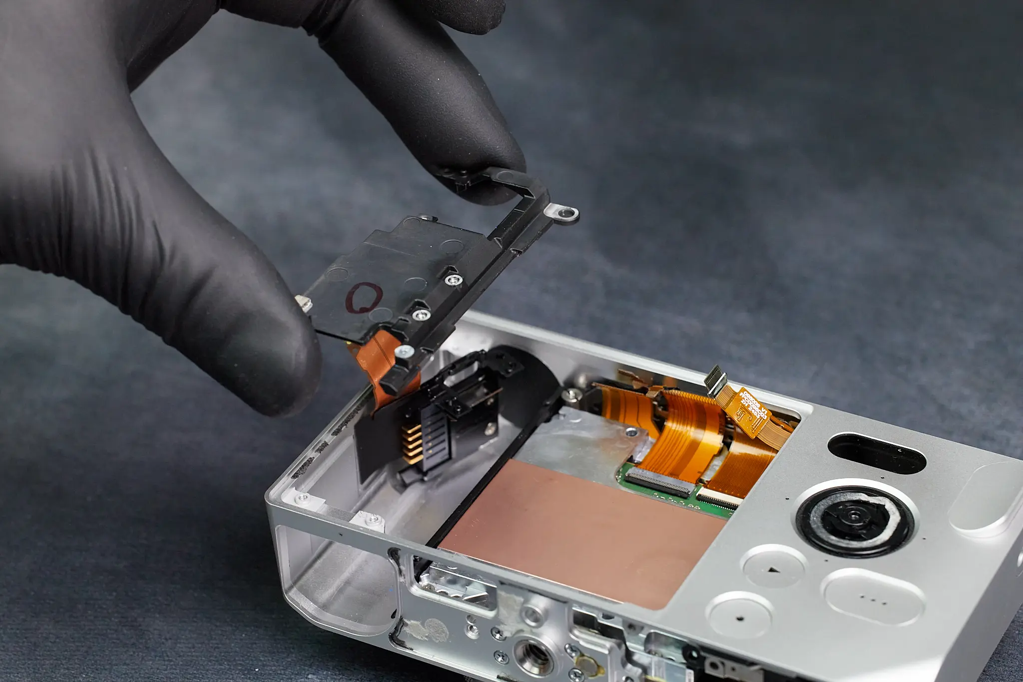 Kham-pha-Sigma-BF-Teardown-chi-tiet-may-anh-toi-gian-tu-nhom-8.webp