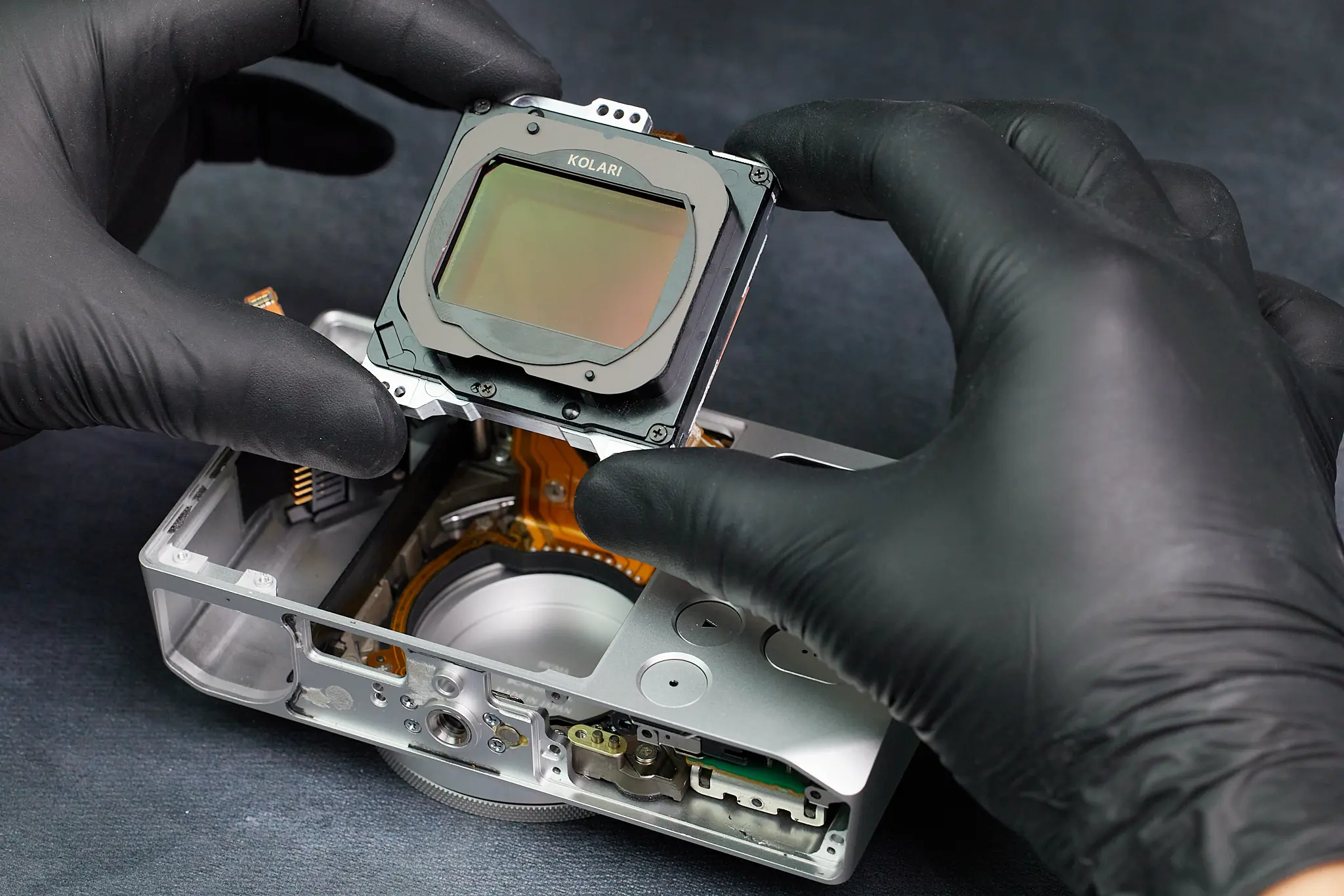 Kham-pha-Sigma-BF-Teardown-chi-tiet-may-anh-toi-gian-tu-nhom-9.webp