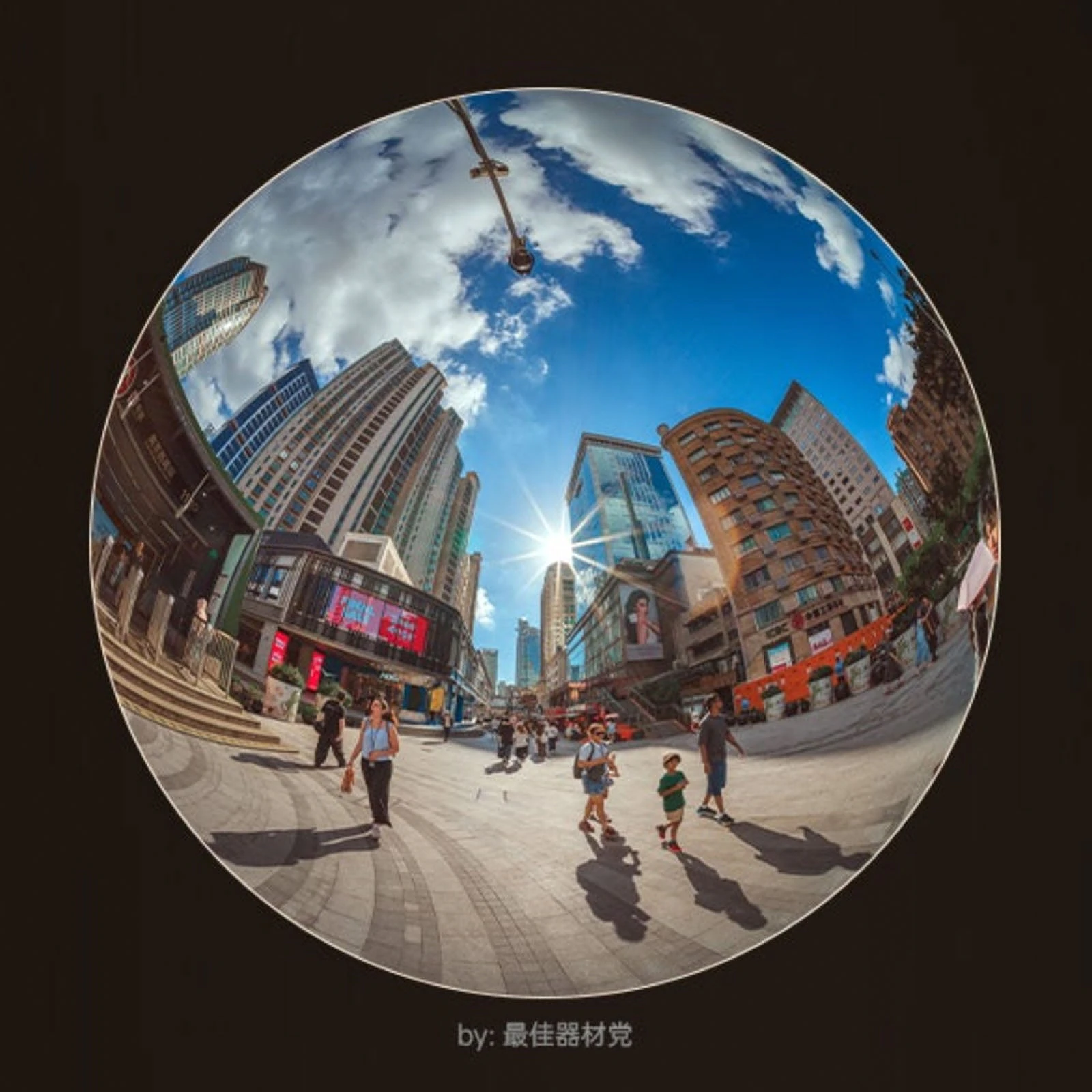 Ống kính AstrHori MF 8mm f/2.4 Fisheye nhỏ gọn trên tay
