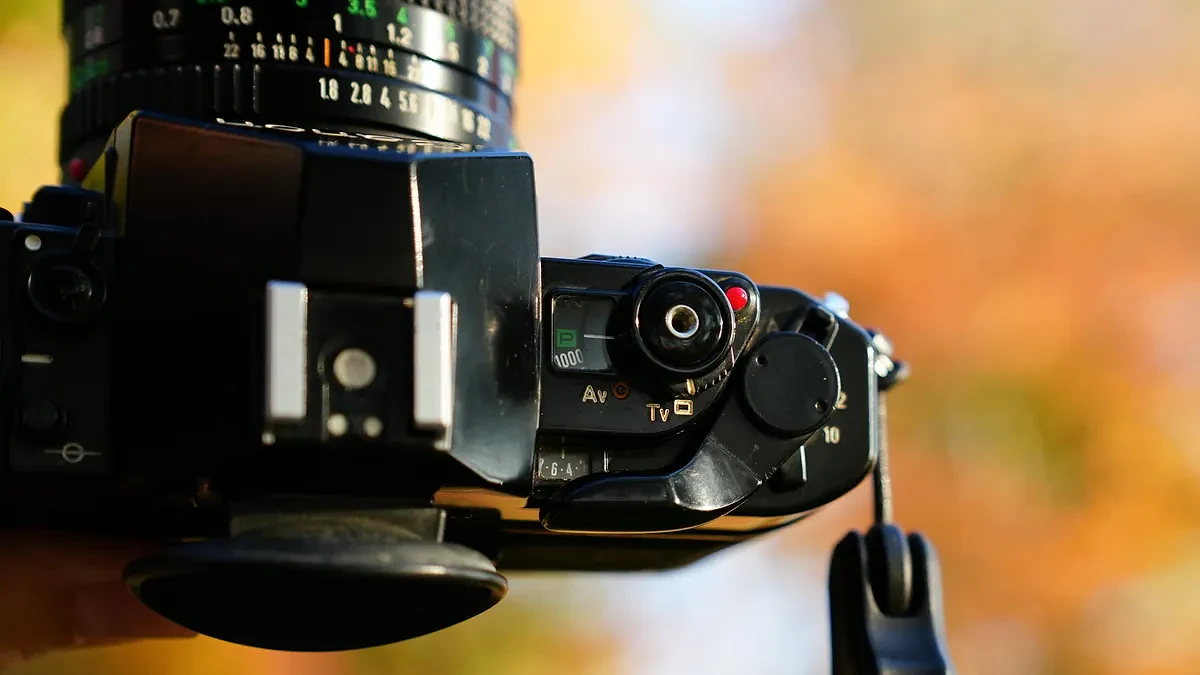 Cần gạt hỗ trợ chụp phơi sáng kép trên đỉnh máy Canon A-1