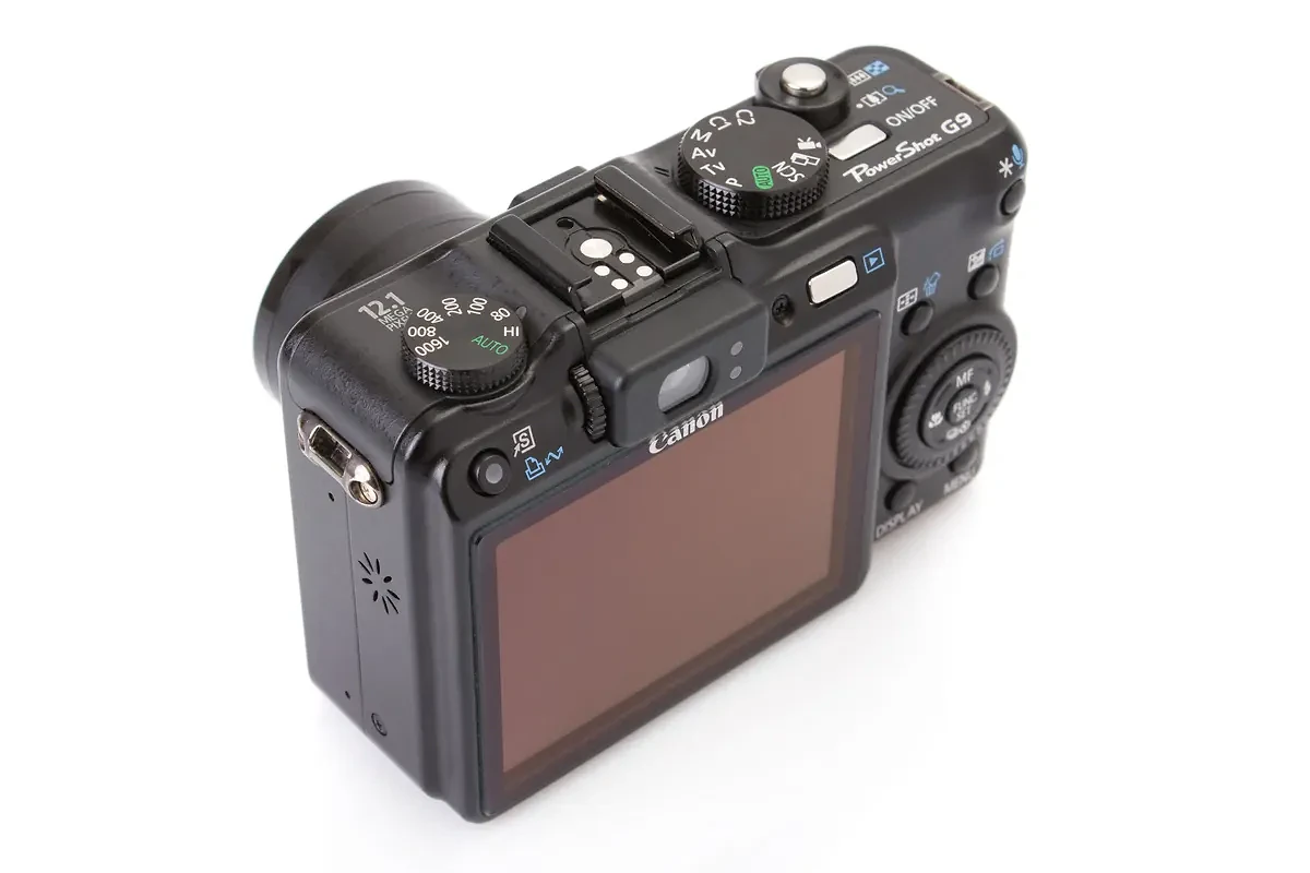 Mặt trước máy ảnh compact Canon PowerShot G9 với ống kính zoom 6x