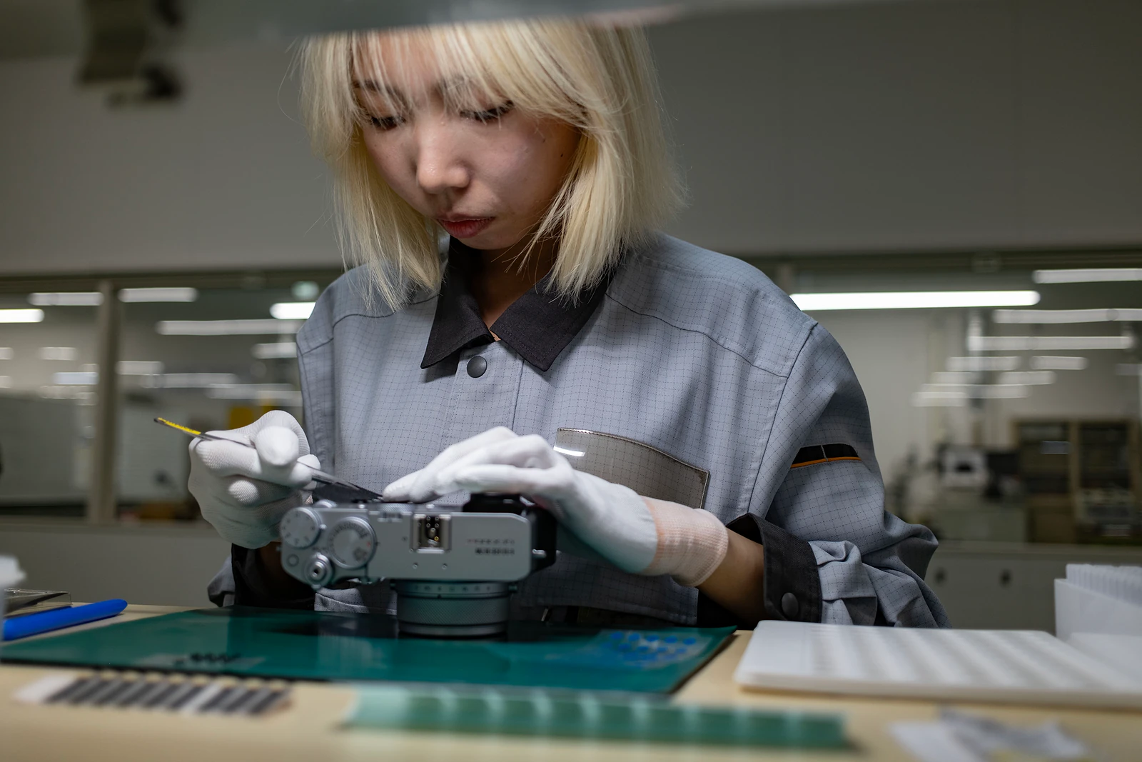 Kỹ sư và nhà thiết kế Masazumi Imai cùng Takeo Hyodo thảo luận dự án
