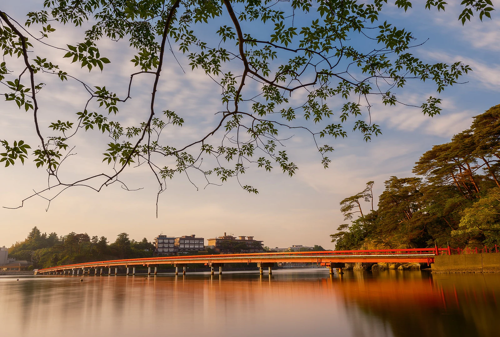 Cầu gỗ đỏ truyền thống dẫn vào ngôi đền cổ kính ở Matsushima