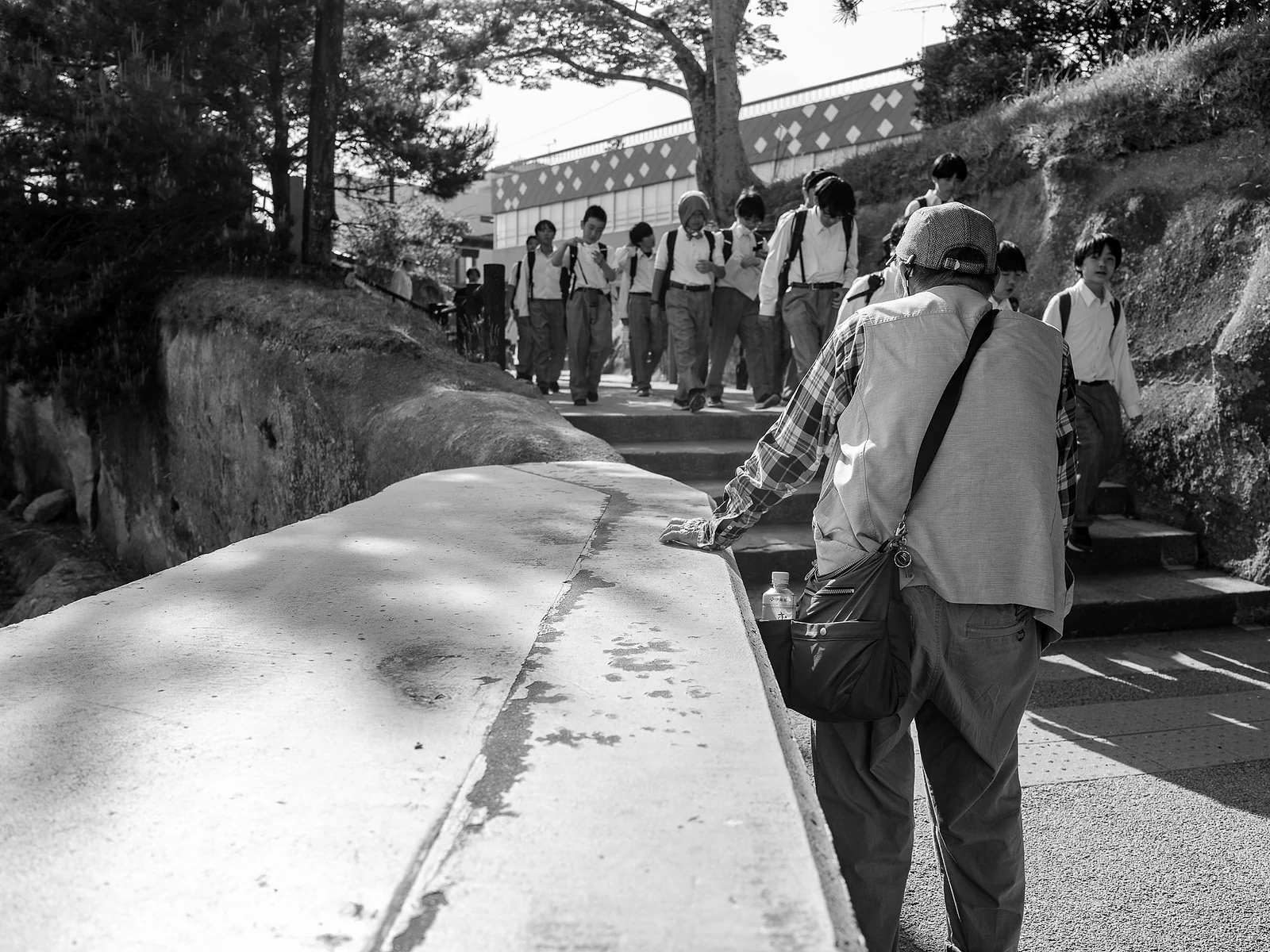 Nhiếp ảnh gia tác nghiệp ngoài trời với máy ảnh medium format GFX100RF