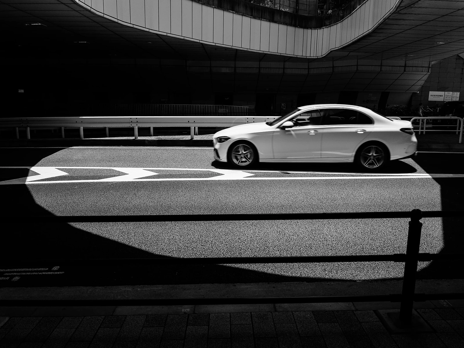 Mảng sáng tối đan xen giữa những khối kiến trúc hiện đại tại Tokyo