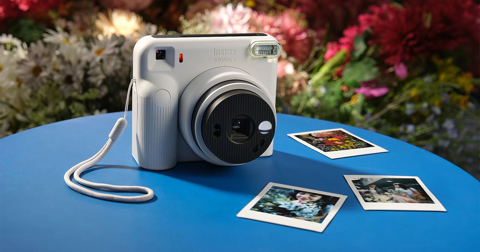 Máy ảnh lấy liền Fujifilm Instax Square 2 màu trắng chụp cùng các tấm hình vuông