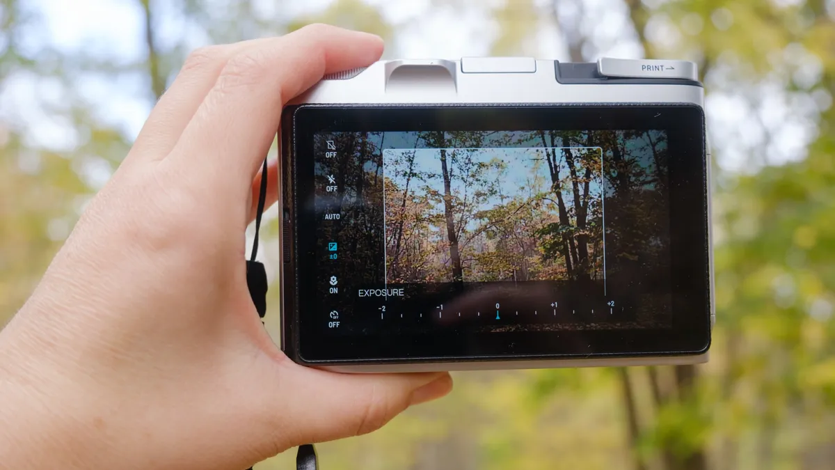 Mặt sau máy ảnh Fujifilm Instax Mini Evo 2 với màn hình cảm ứng 4.5 inch