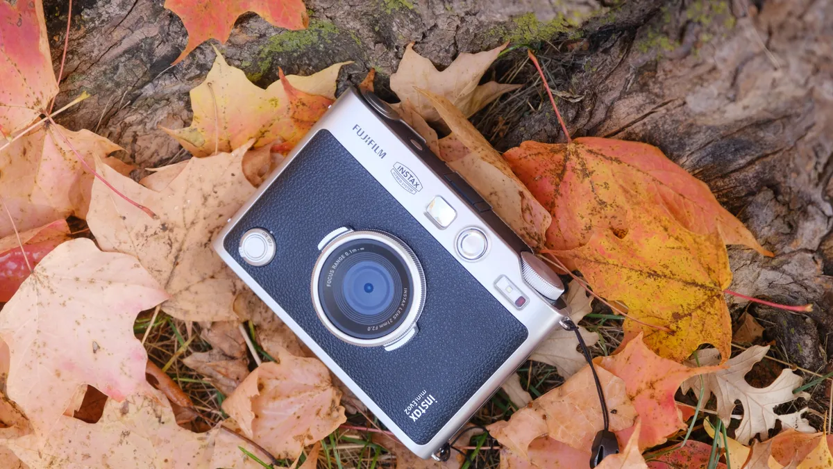 Mặt trước máy ảnh Fujifilm Instax Mini Evo 2 với ống kính và gương selfie