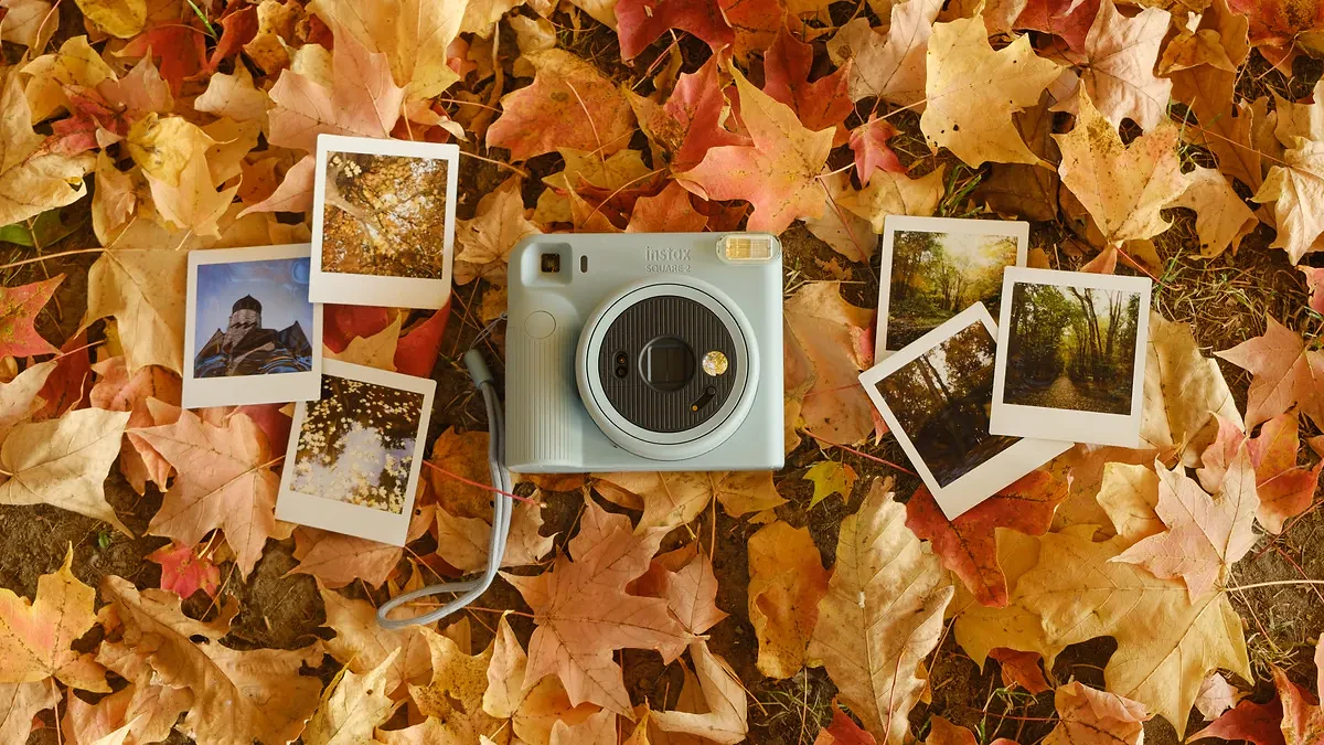 Mặt trước máy ảnh Fujifilm Instax Square 2 khi chụp thực tế ngoài trời