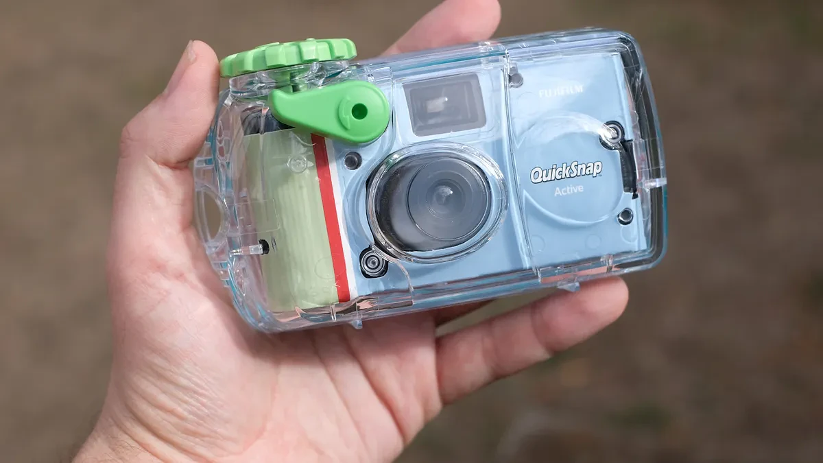 Mặt sau máy ảnh Fujifilm QuickSnap Active với kính ngắm và cửa sổ đếm số kiểu phim