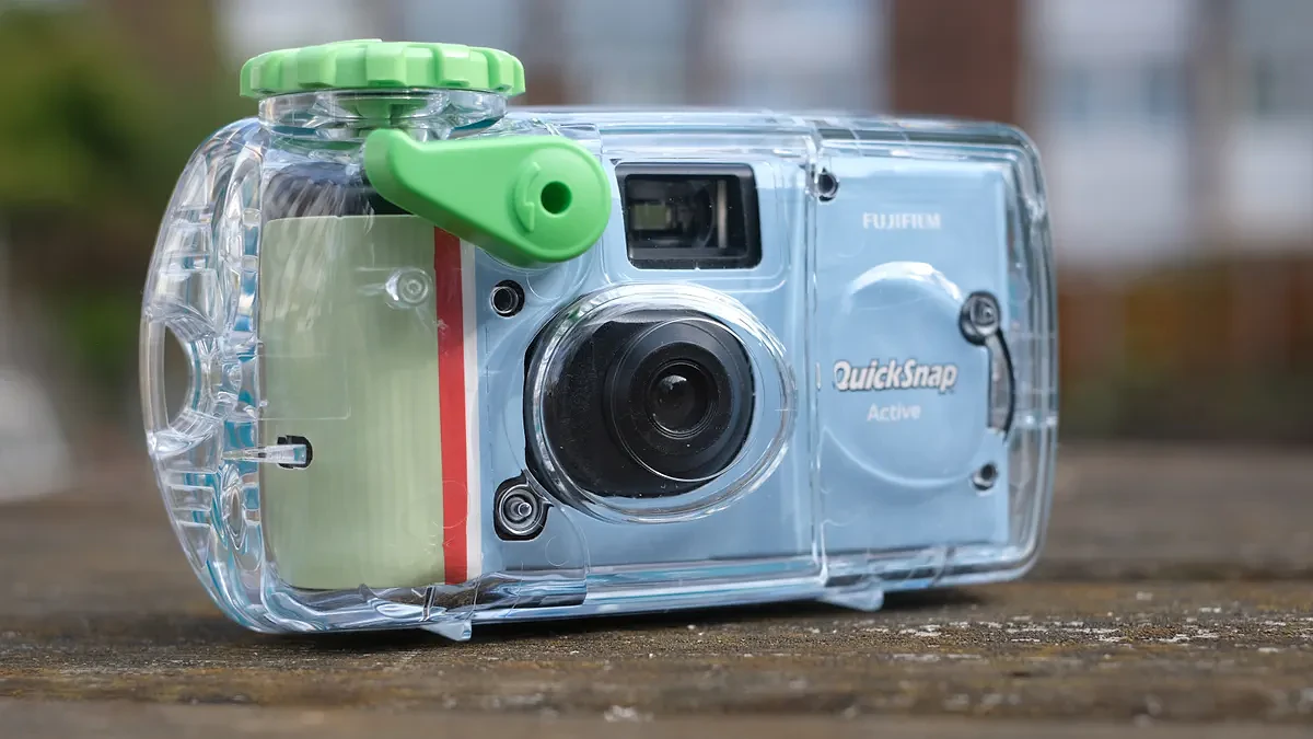 Ảnh chụp thực tế thể hiện độ méo hình nhẹ ở rìa thấu kính nhựa của Fujifilm QuickSnap Active