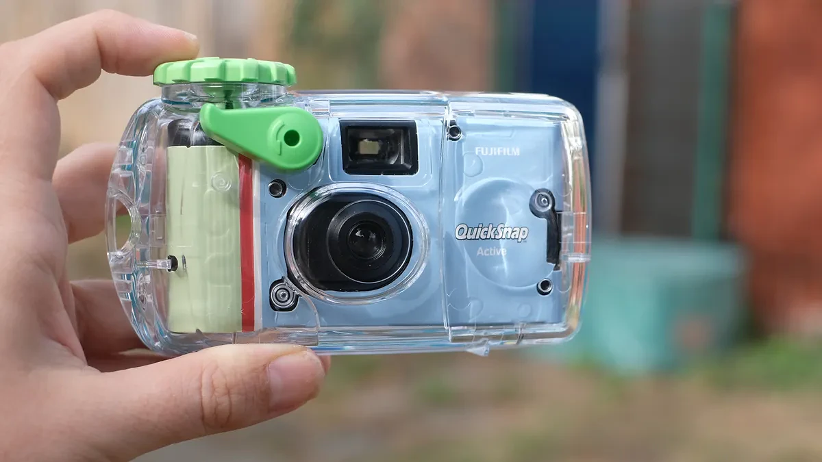 Mặt trước máy ảnh dùng một lần Fujifilm QuickSnap Active trong lớp vỏ chống nước