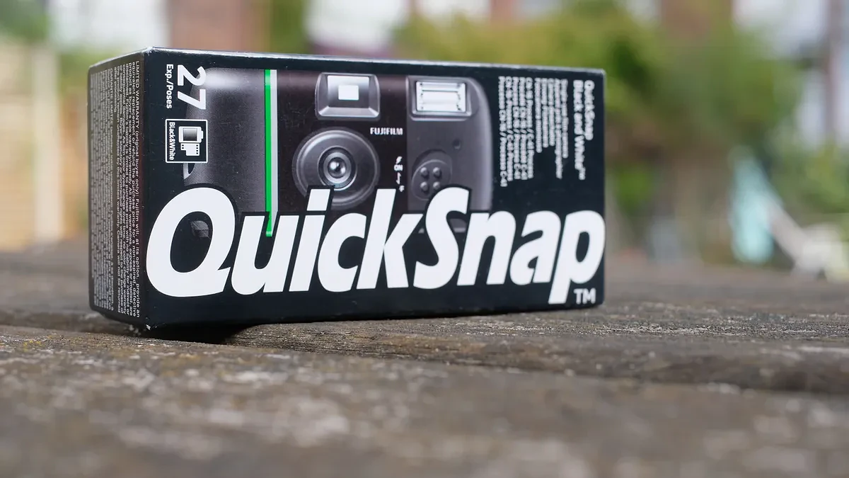 Chi tiết ống kính 32mm f10 và đèn flash của Fujifilm QuickSnap