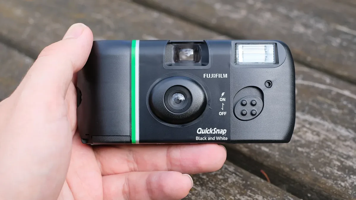 Nút gạt bật đèn flash và khối nhựa báo sạc trên Fujifilm QuickSnap