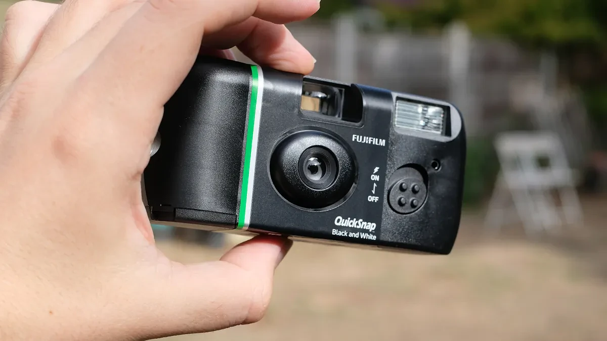 Kích thước nhỏ gọn 90g của máy ảnh Fujifilm QuickSnap Black and White khi cầm trên tay