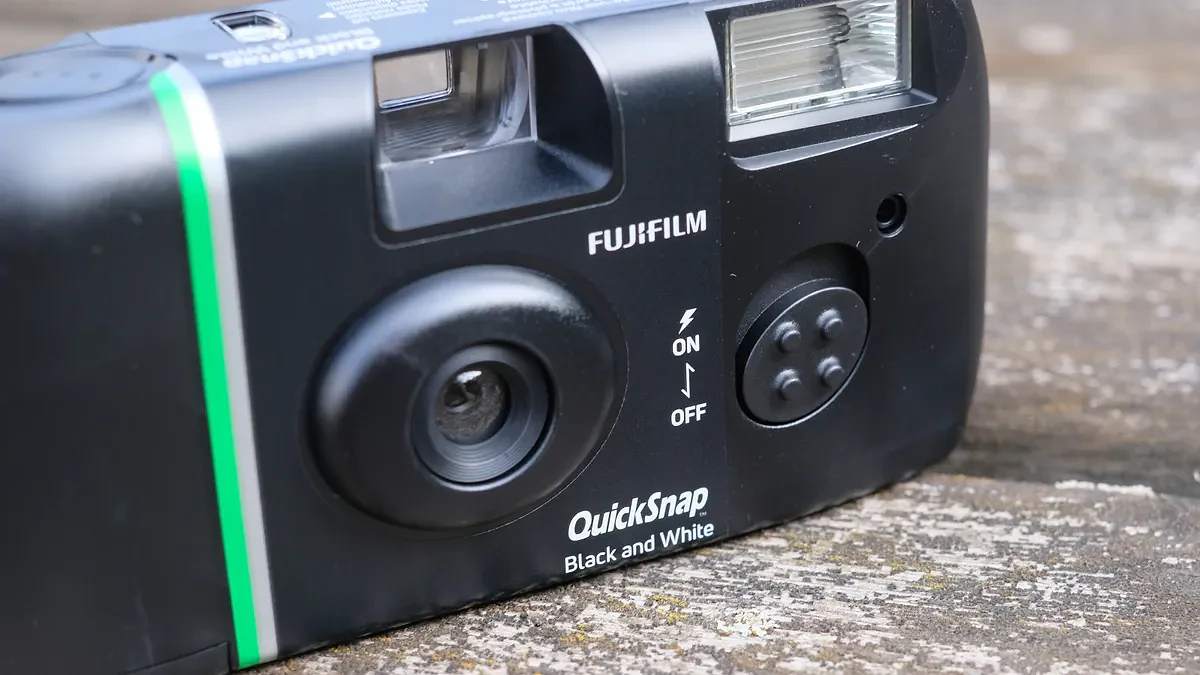 Mặt sau máy ảnh Fujifilm QuickSnap Black and White với bánh xe lên film