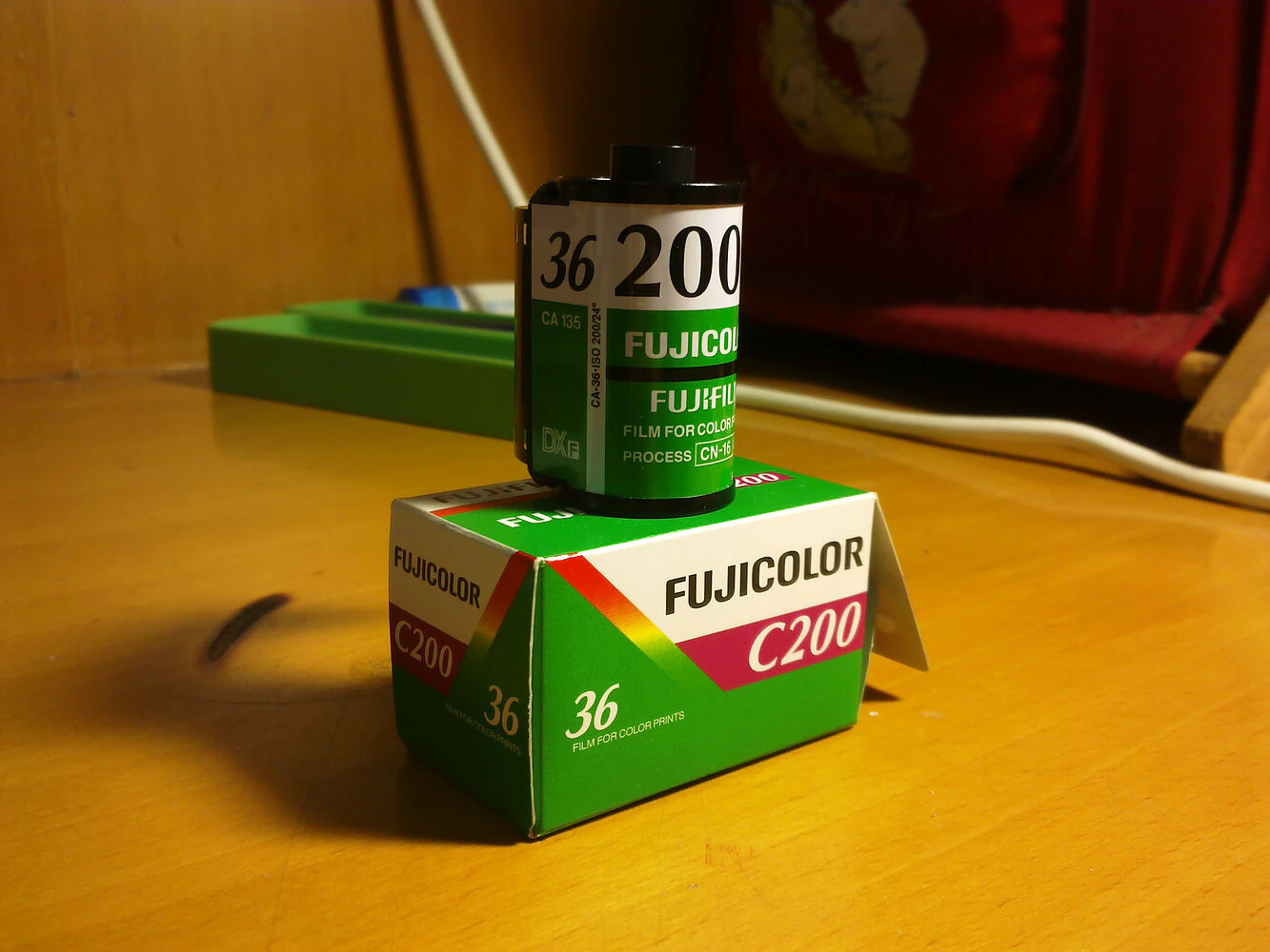 Cuộn phim âm bản màu Fujifilm Fujicolor C200 và vỏ hộp