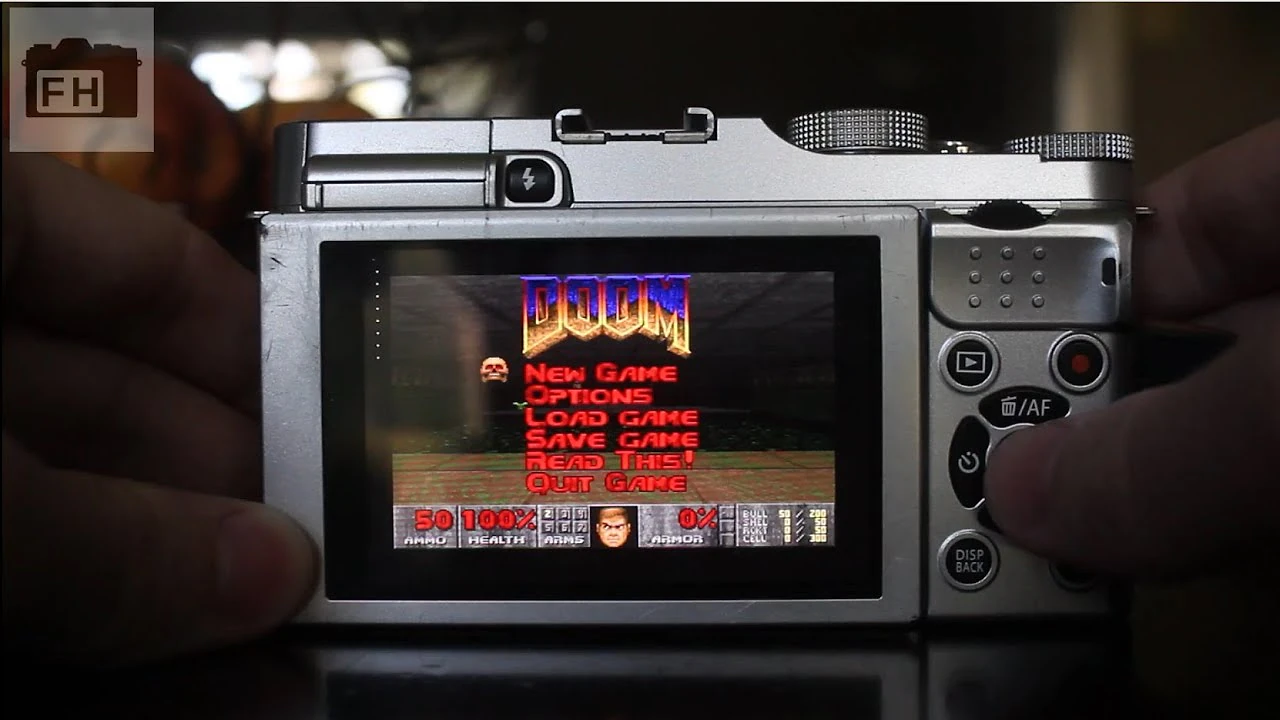 Màn hình LCD máy ảnh Fujifilm X-A2 hiển thị menu mở đầu của tựa game bắn súng Doom