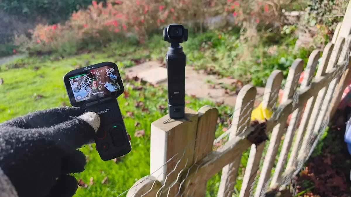 Insta360 Luna Pro gắn trên cành cây nhờ kích thước siêu nhỏ gọn