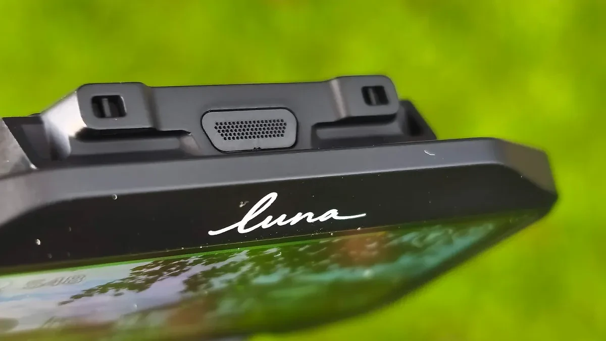 Chân đế mini mở rộng tích hợp dạng kẹp giấy trên Insta360 Luna Pro