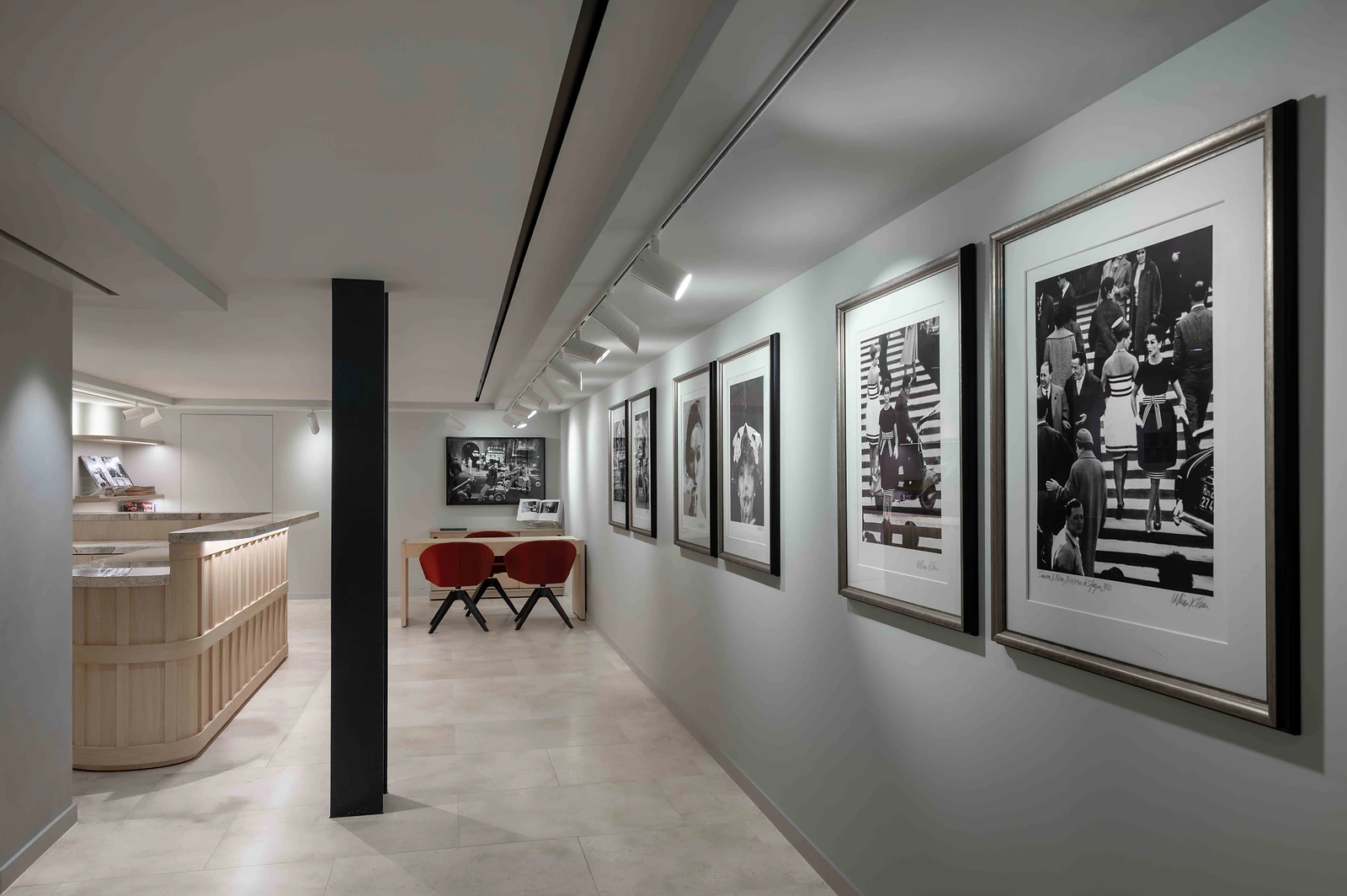 Khu vực hành lang triển lãm ảnh nghệ thuật Leica Gallery tại Mayfair