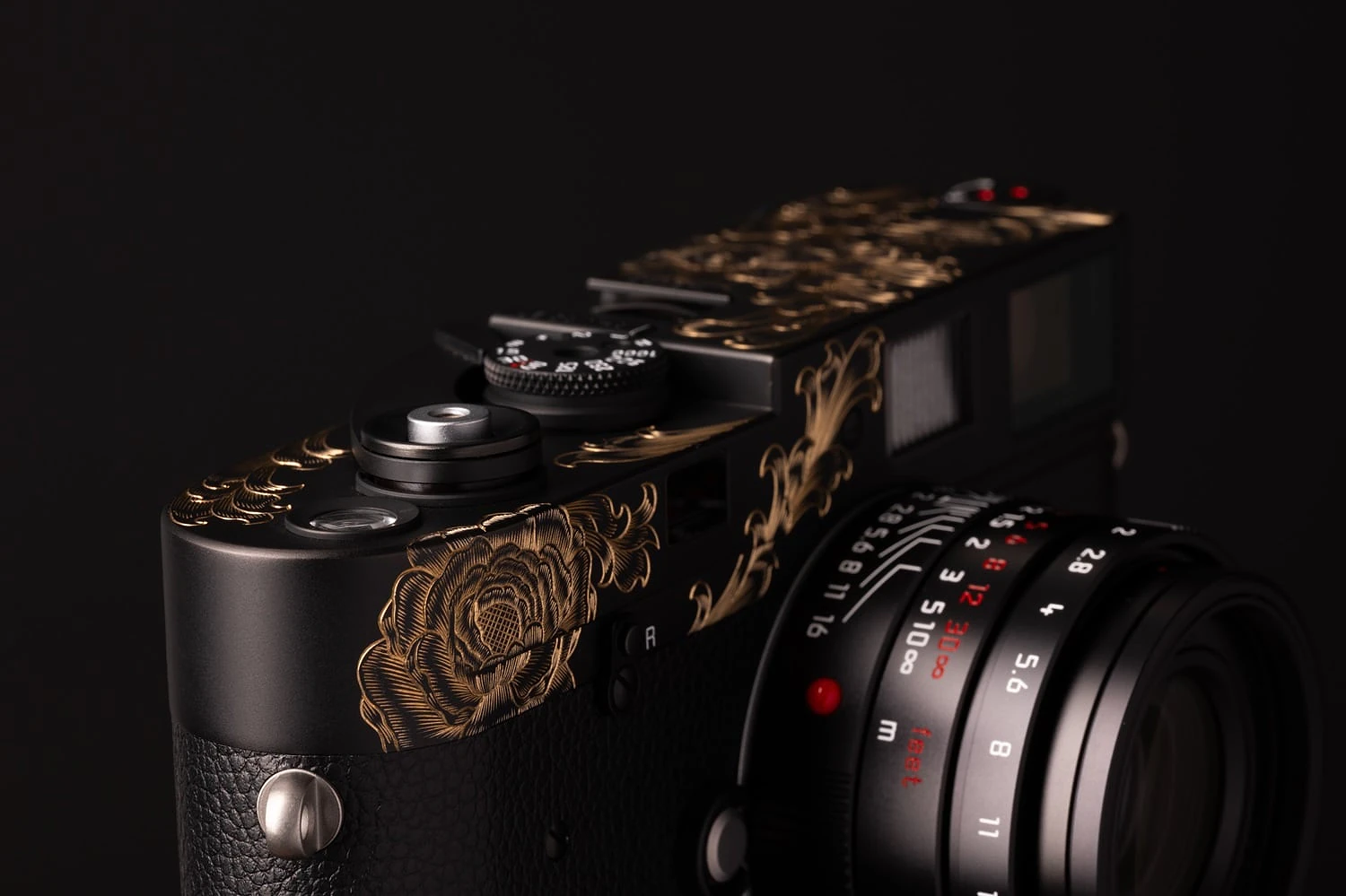 Cận cảnh các họa tiết hoa văn chạm khắc thủ công bằng vàng trên đỉnh máy Leica M-A King Nerd