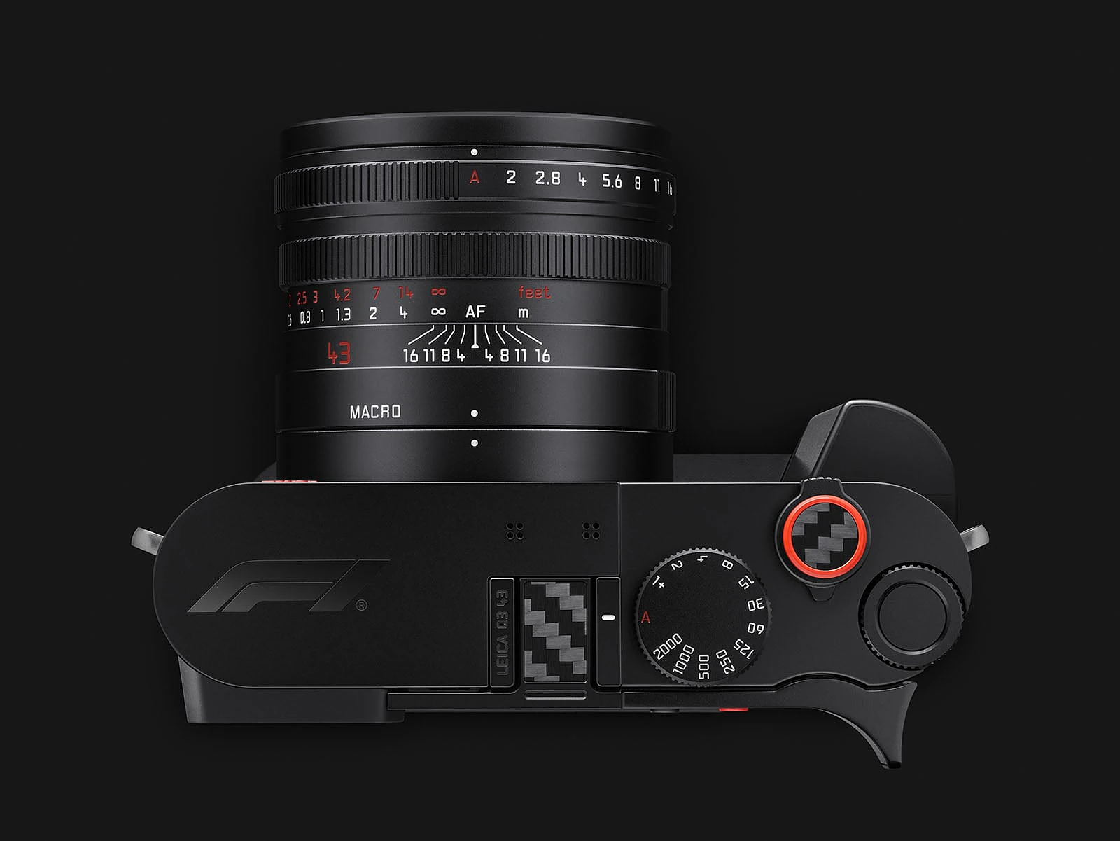 Góc nhìn từ trên xuống của Leica Q3 43 F1 với logo F1 khắc trên đỉnh máy