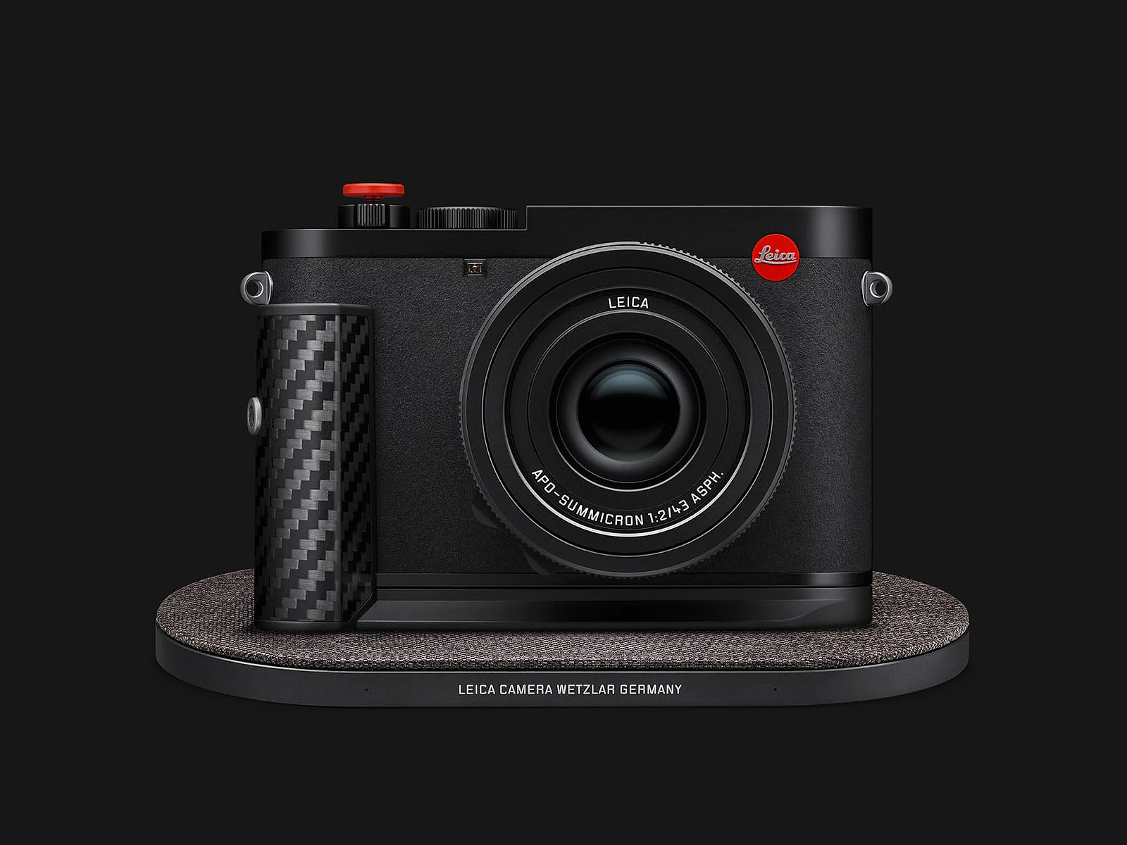Báng cầm sạc không dây của Leica Q3 Formula 1 đặt trên đế sạc không dây cao cấp