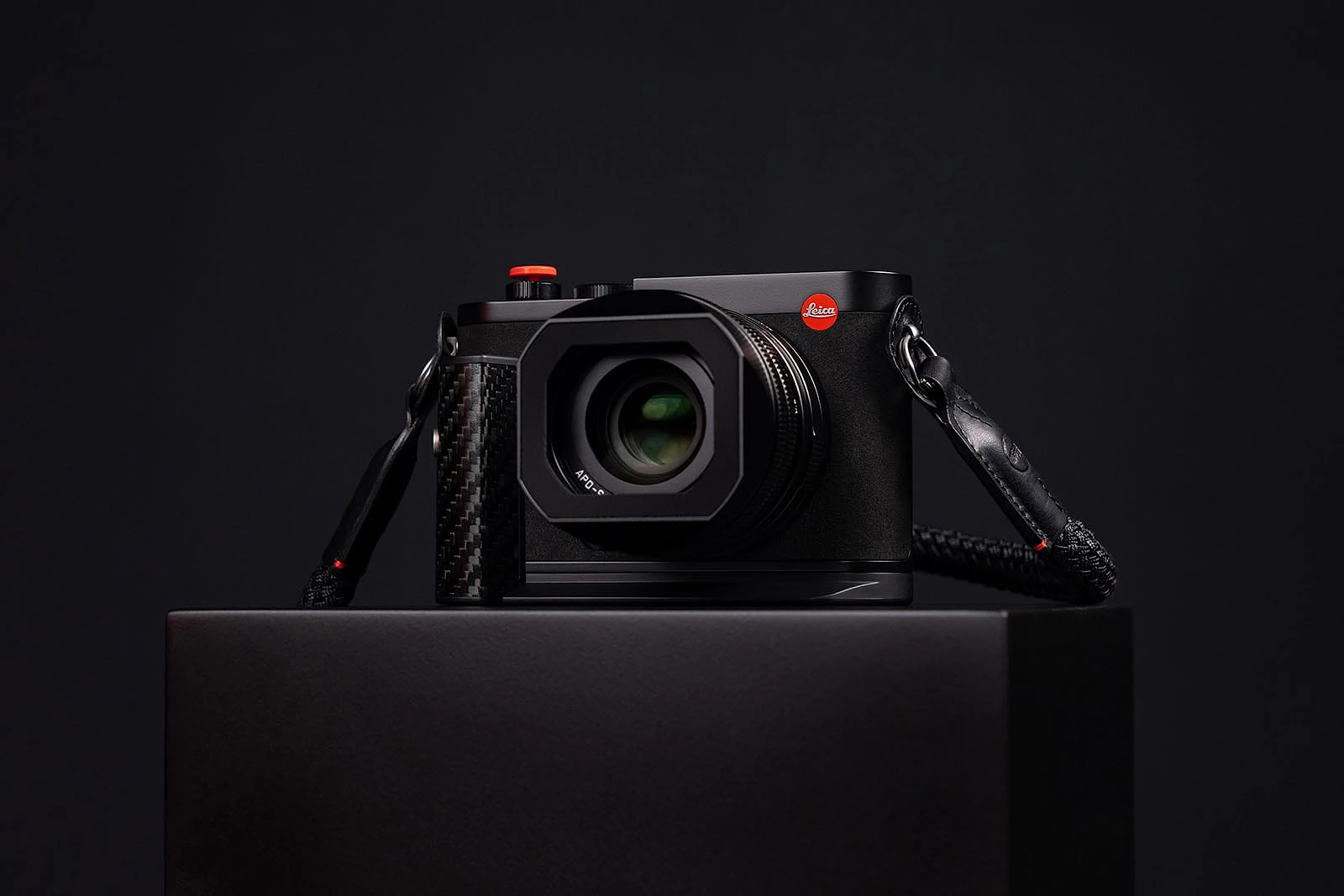 Mặt trước máy ảnh Leica Q3 Formula 1 đặt trên bệ trưng bày sang trọng