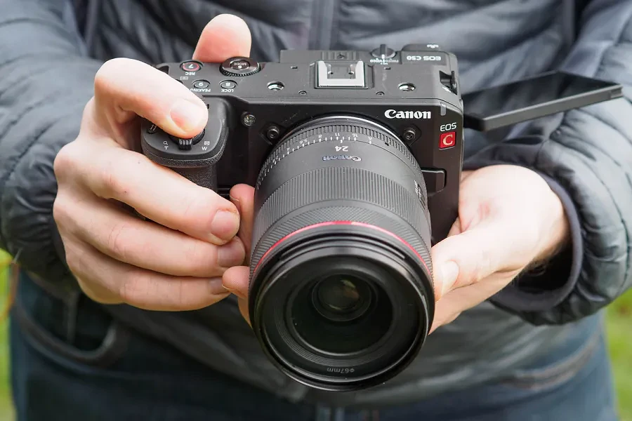 Máy quay điện ảnh chuyên nghiệp Canon EOS C50 trên tay