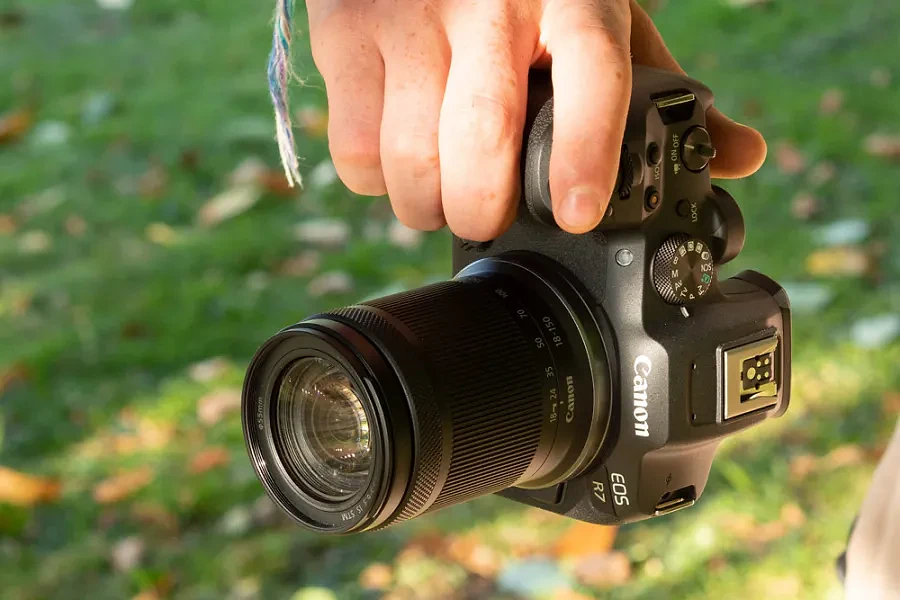 Canon EOS R7 trên tay nhiếp ảnh gia