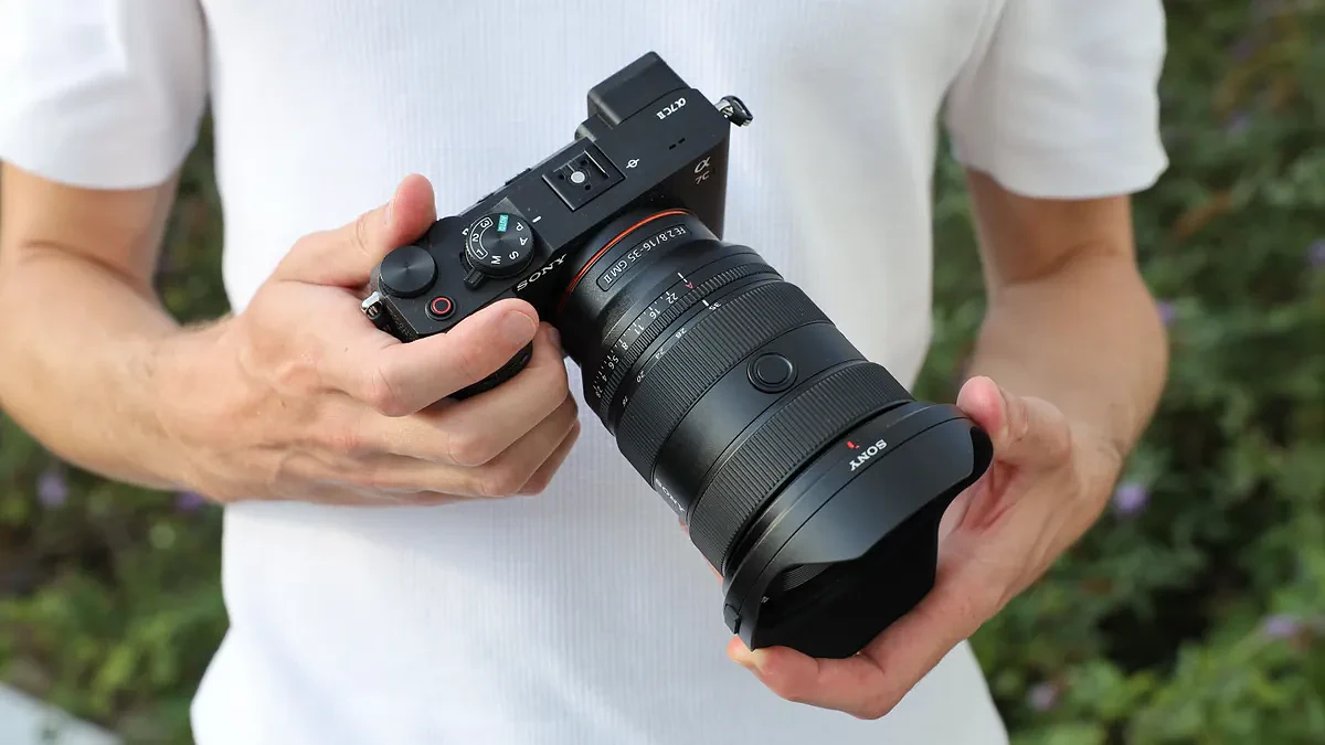 Máy ảnh Sony A7C II gắn kèm ống kính zoom góc rộng Sony FE 16-35mm f/2.8 GM II