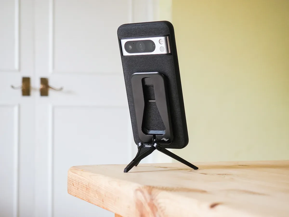 Peak Design Mobile Tripod dựng đứng điện thoại trên mặt bàn