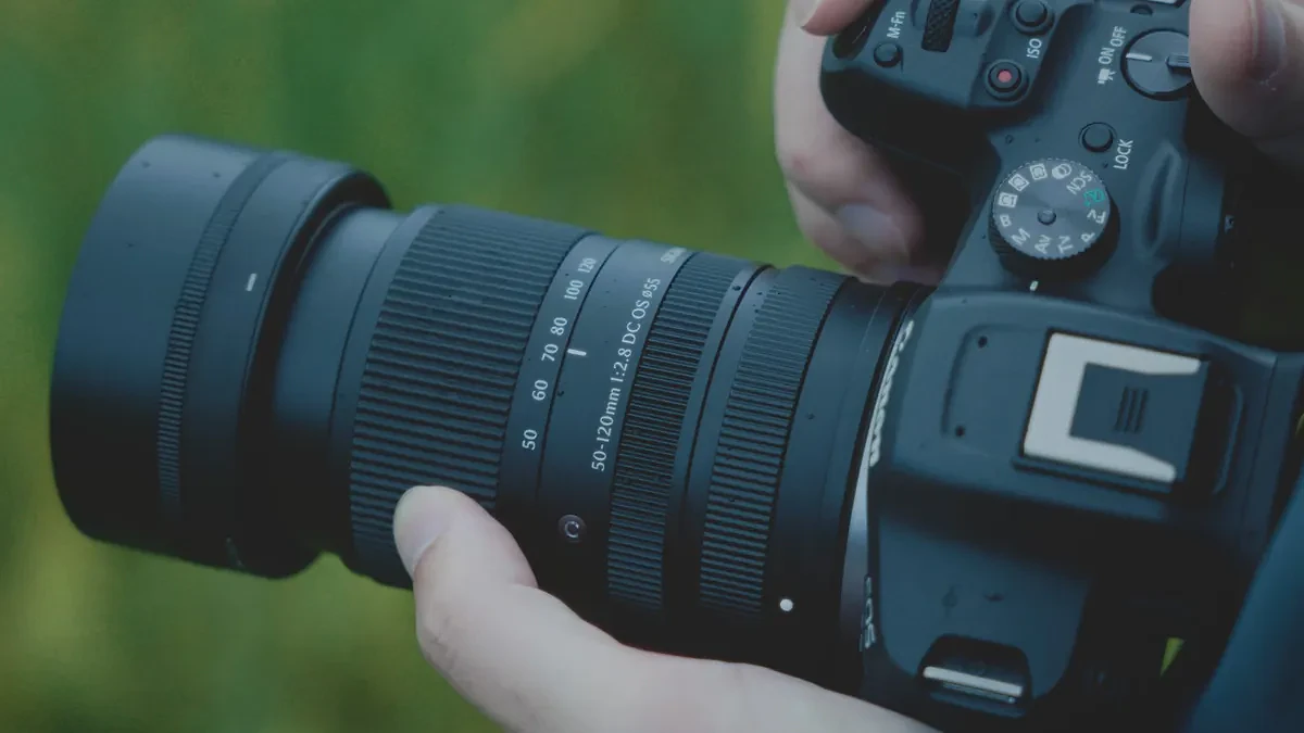 Sigma 50-120mm f/2.8: Hoàn Thiện Bộ Ba Zoom Crop Sensor Ấn Tượng - Hình 1