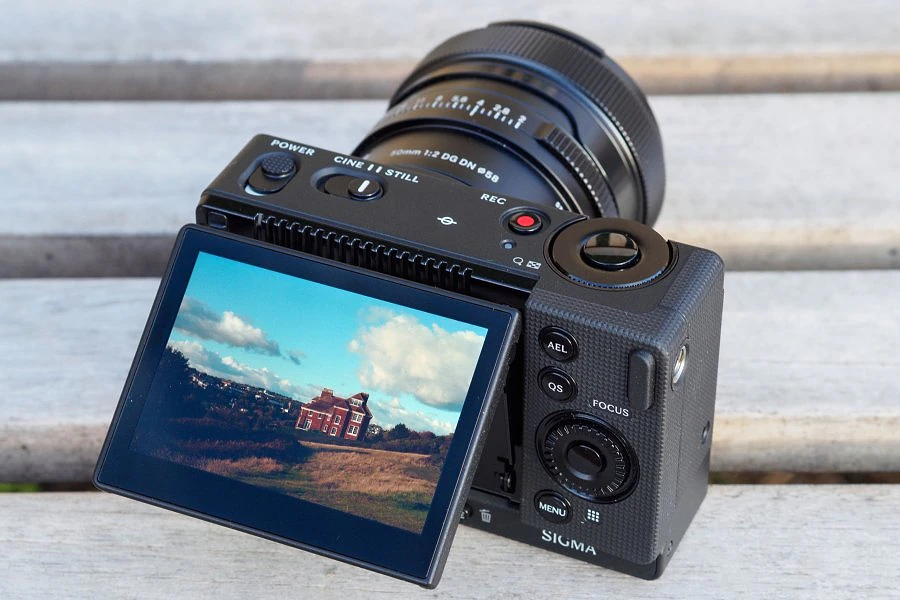 Màn hình lật phía sau của máy ảnh Sigma FP2