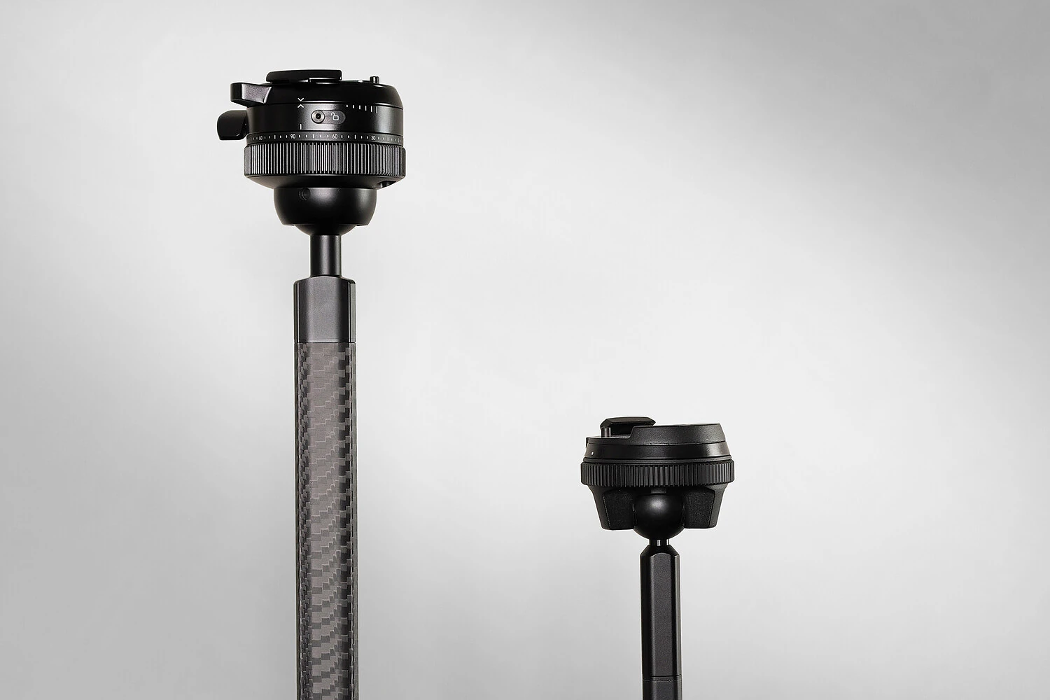 So sánh độ cao tối đa của đầu bi Peak Design Pro và Travel Tripod