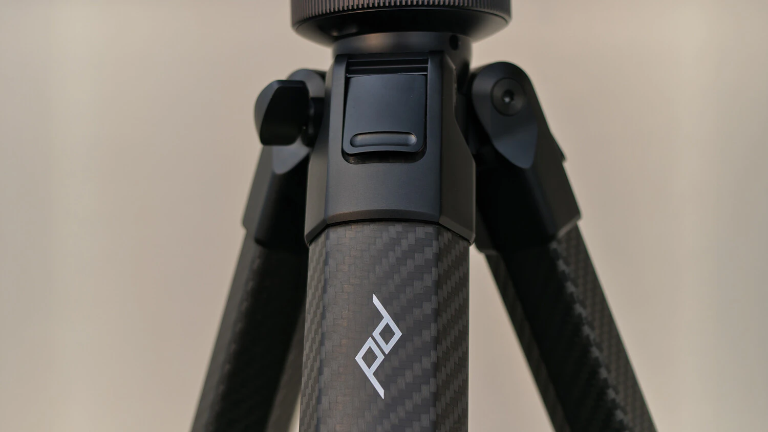 Chi tiết khóa chân kẹp và cấu trúc sợi carbon trên chân máy Peak Design