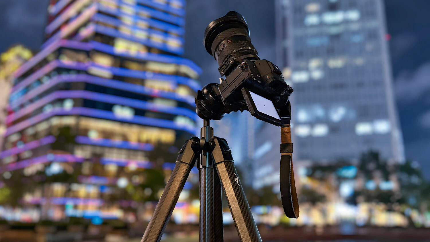 Máy ảnh DSLR chuyên nghiệp gắn trên chân máy Peak Design chụp phong cảnh thành phố