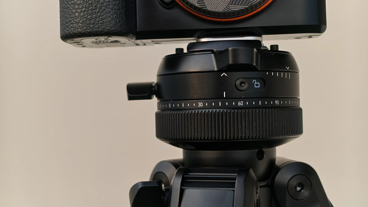 Cụm đầu bi Pro Tripod tích hợp thước đo góc lia ngang 360 độ và bọt thủy cân bằng
