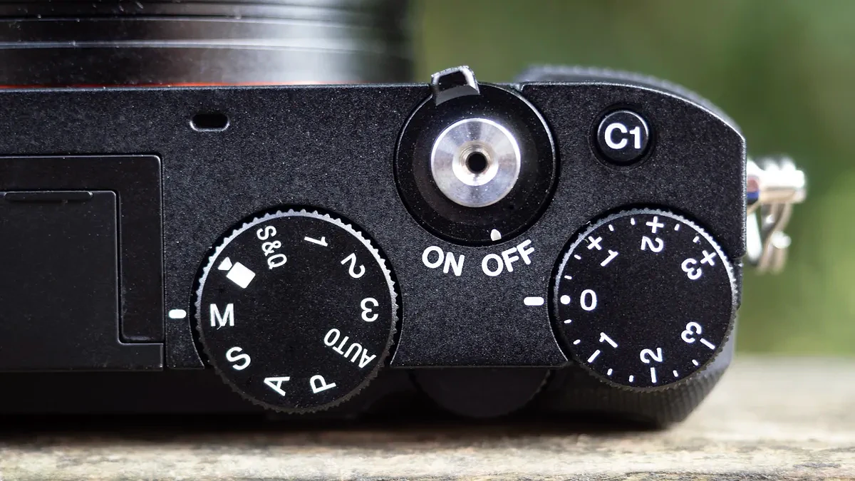 Sony RX1R III trên bề mặt gỗ trong không gian ngoại cảnh