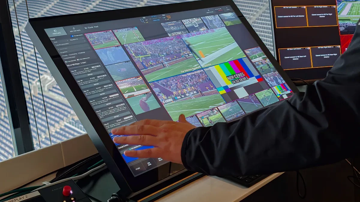 Chuyên viên vận hành hệ thống Hawk-Eye trên màn hình cảm ứng để xem lại pha bóng NFL