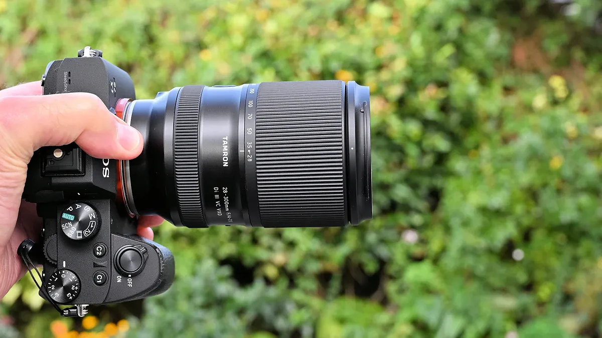 Ống kính siêu zoom Tamron 28-300mm f/4-7.1 ở trạng thái thu gọn nhất