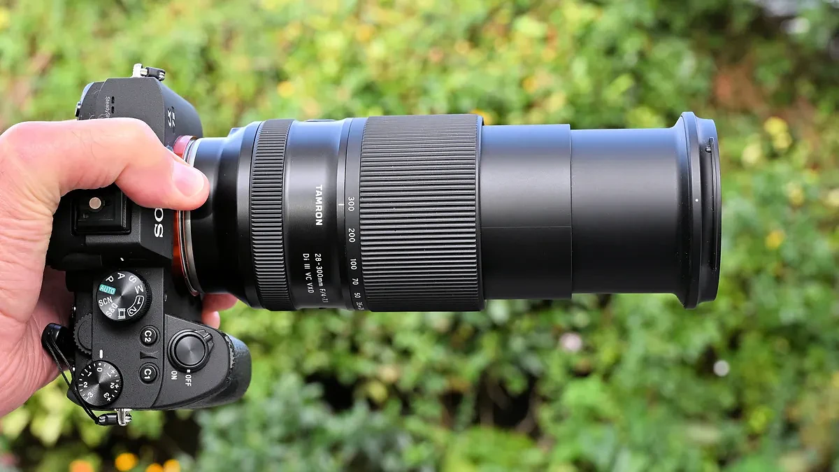 Nòng zoom kéo dài khi mở rộng tới tiêu cự tele 300mm của Tamron 28-300mm