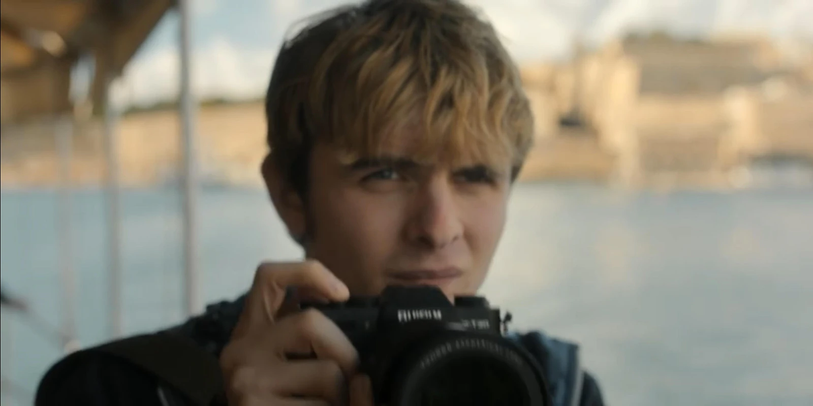 Nhân vật Alex Rider sử dụng máy ảnh Fujifilm X-T30 trong phim truyền hình