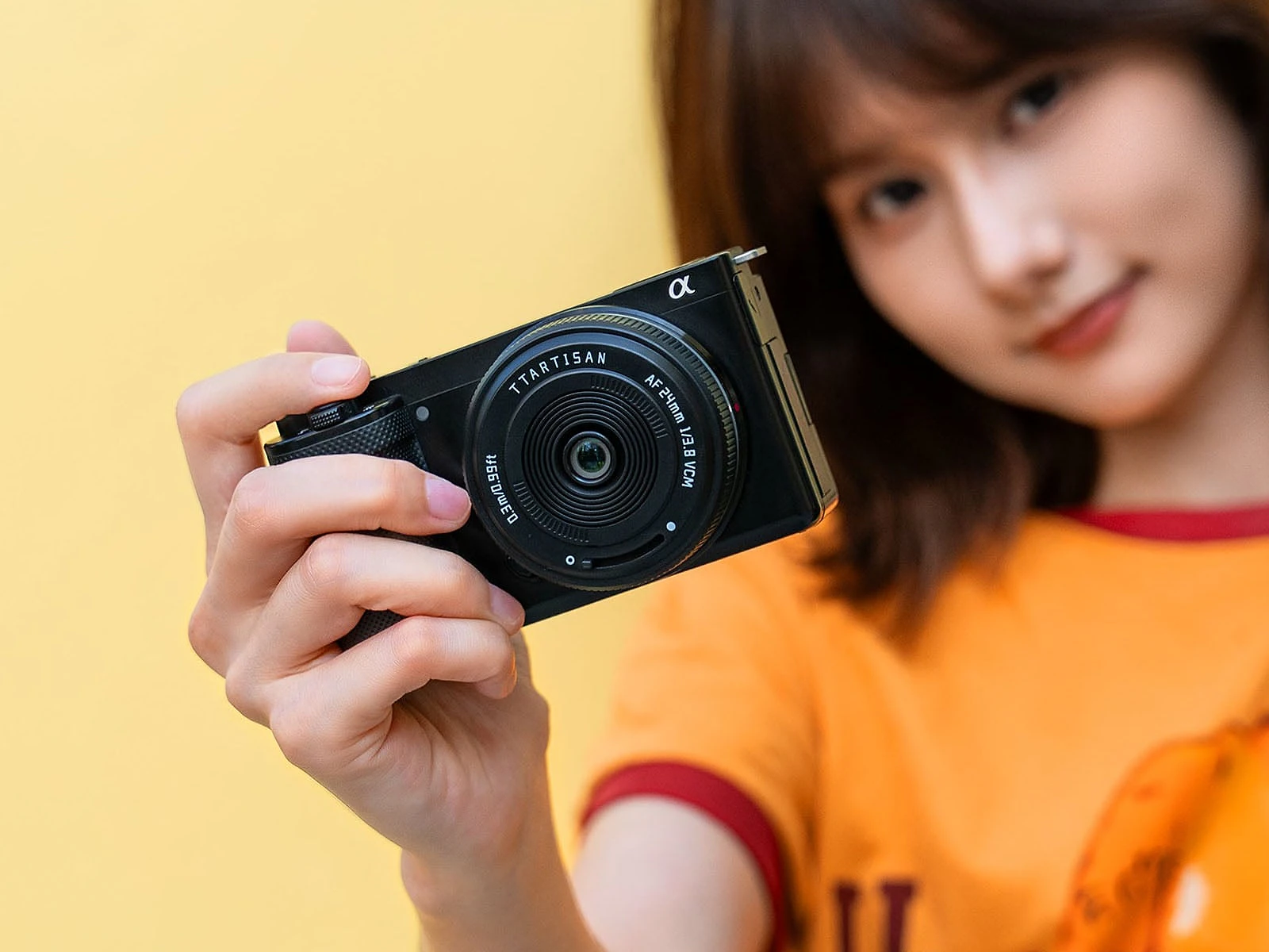 Trải nghiệm cầm máy ảnh Sony gắn ống kính TTArtisan AF 24mm f3.8 Mini chụp ảnh đời thường